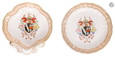 deux assiettes ornées d'un blason et de fleurs