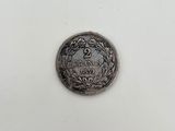 une pièce d'argent sur laquelle figure le chiffre 2