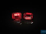 une paire de rubis rouges sur fond noir
