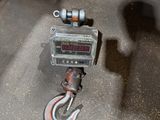 une machine posée sur le sol dans le garage