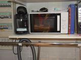 un micro-ondes posé sur une étagère dans une cuisine