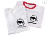 deux t-shirts avec des logos noirs et rouges