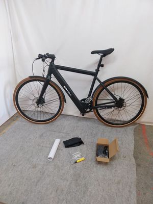 un vélo posé par terre devant un mur blanc