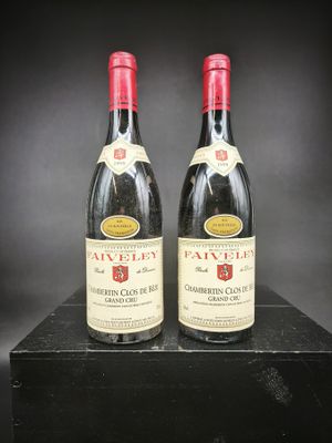 deux bouteilles de vin posées sur une boîte noire