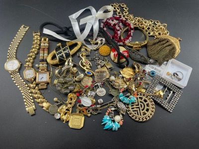 une pile de bijoux assortis sur une table