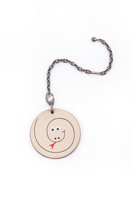une photo d'un collier orné d'un smiley