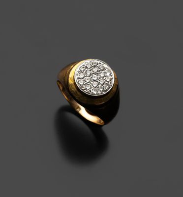 une chevalière en or et diamants
