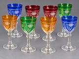 six verres en cristal de couleurs différentes sont alignés en rangée