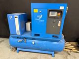 un compresseur d'air posé sur une palette en bois, à côté d'une machine bleue
