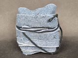 un petit sac fabriqué à partir d'un vieux jean, posé sur une table