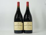 deux bouteilles de vin rouge posées l'une à côté de l'autre sur une table