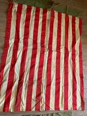 un vieux drapeau américain rouge et blanc accroché à un mur en bois