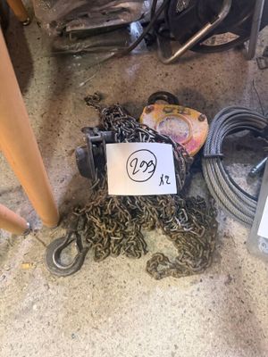 un tas de chaînes et un panneau posé par terre