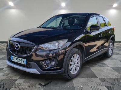 une Mazda CX-5 noire garée sur un sol à damier