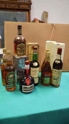 Lot comprenant : 2 bouteilles d’Armagnac, 2 bouteilles de Cognac ...
