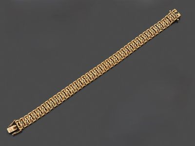 un bracelet en or 18 carats à maillons de type « curb »