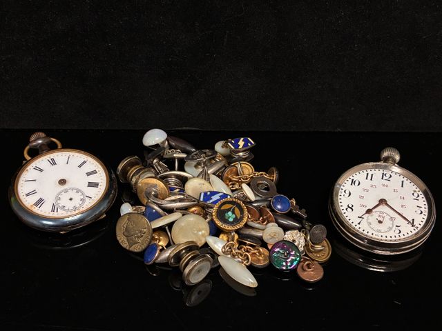 Lot de boutons de manchettes dépareillés et deux montres à gousse...