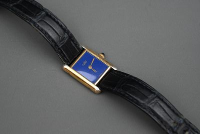 Gros plan sur une montre-bracelet à cadran bleu