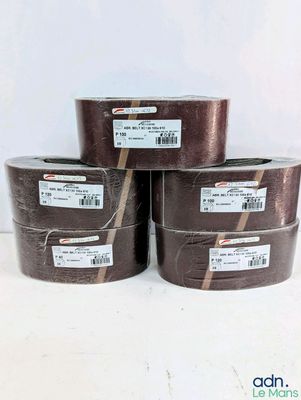 trois rouleaux de ruban adhésif marron sont empilés les uns sur les autres