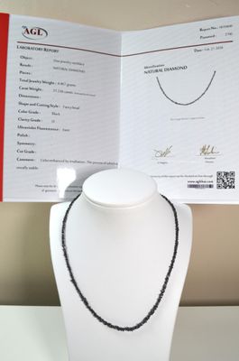 Un collier de 21,33 cts de diamants noirs, fermoir en argent…