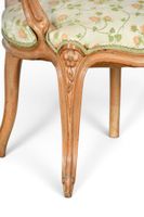 FAUTEUILS (paire de) cabriolets en bois naturel mouluré et s… (photo 2)