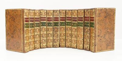 six livres alignés sur une surface blanche avec un fond blanc