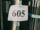 une pancarte indiquant « 500 » sur la porte d'un immeuble