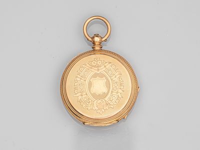 une image d'une montre de poche en or sur une surface blanche