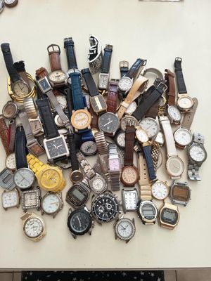 plusieurs types de montres sur la table