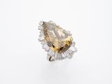 une bague raffinée sertie d'un diamant brun en forme de poire, entouré de diamants taille baguette