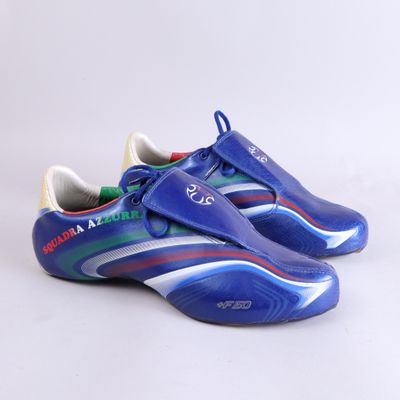 des chaussures de foot bleues et rouges sur fond blanc