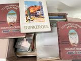 plusieurs livres sont empilés sur une table