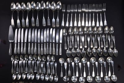 un grand nombre de cuillères et de fourchettes en argent disposées sur une table