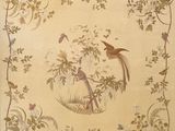 une photo représentant une image d'oiseaux et de fleurs accrochée au mur