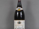 une bouteille de vin posée sur une table