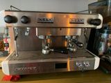 une machine à café posée sur un comptoir