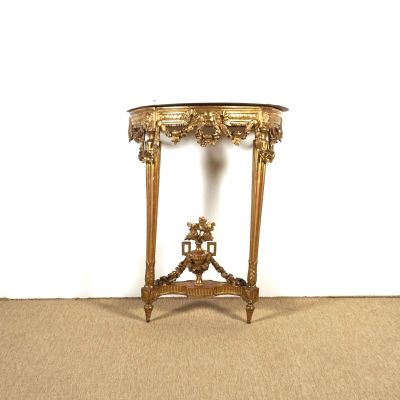 une petite table ornée d'un motif doré sur le dessus