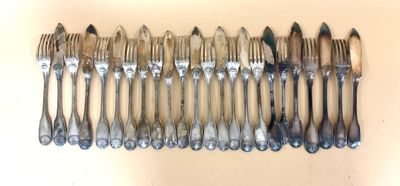 de nombreuses fourchettes et cuillères alignées sur une table