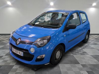 la photo d'une petite voiture bleue garée dans un garage