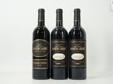 trois bouteilles de vin posées sur une table l'une à côté de l'autre