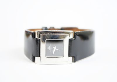 l'image d'une montre noire sur fond blanc