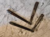 trois clous posés par terre les uns à côté des autres