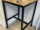 une petite table sur laquelle se trouve un livre, dans une pièce