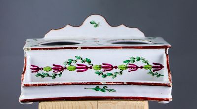 EST de la France. Encrier en faïence à décor floral.
