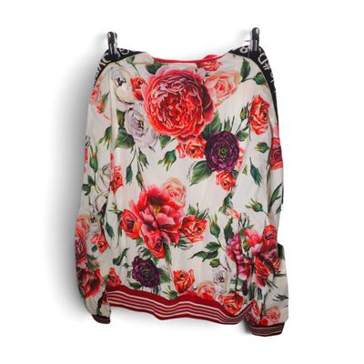 un chemisier pour femme avec un imprimé floral sur le devant et des rayures rouges et blanches dans le bas