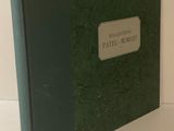 un livre vert sur lequel est collée une étiquette blanche