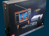 une boîte contenant un téléviseur Lego