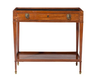 une table en bois avec deux tiroirs et une étagère en dessous