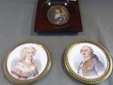 deux assiettes miniatures sur lesquelles figurent des portraits de personnes, posées sur une table