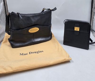 sac à main en cuir noir avec des finitions dorées et un portefeuille assorti